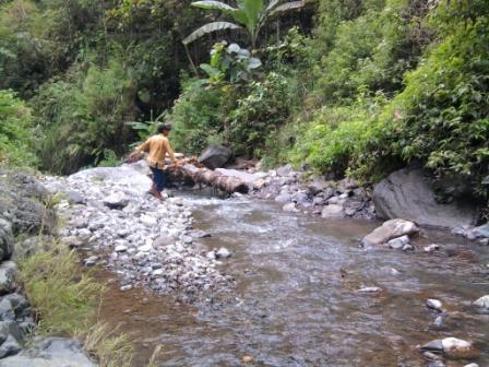 Checking the spring of Pucung Mudina