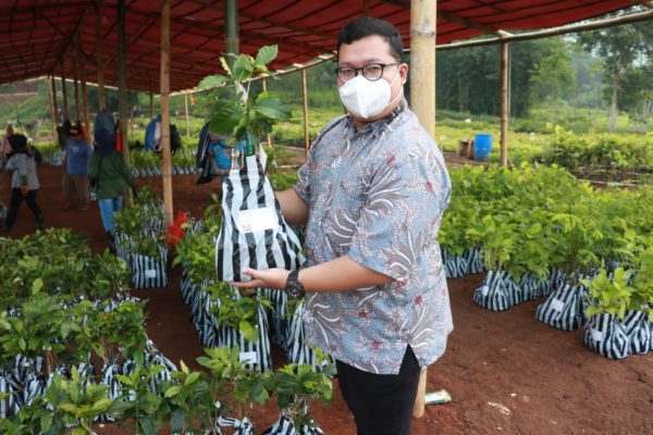 Muhammad Rizki Fauzan from AstraZeneca inspects the latest crop of seedlings at our Ciminyak nursery and CItarum River