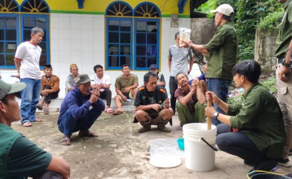 Trees4Trees shows farmers in West Bandung how to make organic fertilizers