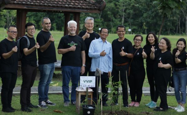 AstraZeneca Indonesia's top management volunteering at the tree-planting event, including Se Whan Chon, Country President (fifth from the left); and Rizwan Abudaeri, Director of Market Access, Government Affairs and Regulatory Affairs (fifth from the right)