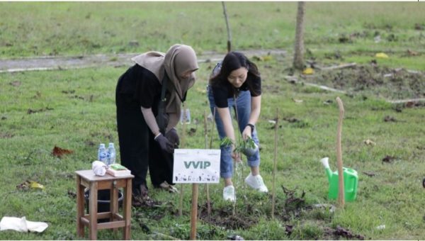 (Above) Ms. Belinda Aw, Cluster Procurement Manager at AstraZeneca Singapore &amp; Indonesia, plants a tree with the help of a Trees4Trees forester.