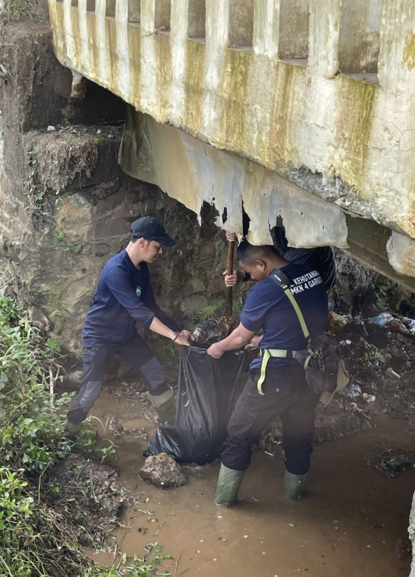 RIver clean up by Trees4Trees team 