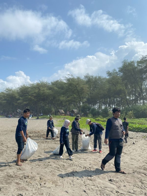 Beach clean up by Kebumen Site 