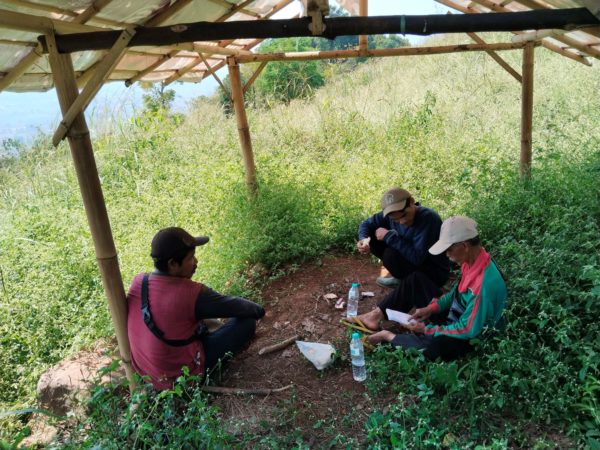 Trees4trees team at the Cisangkuy site engaged in discussions with the farmer_Trees4Trees