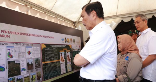 Minister Luhut visited Trees4trees in Ciminyak Nursery