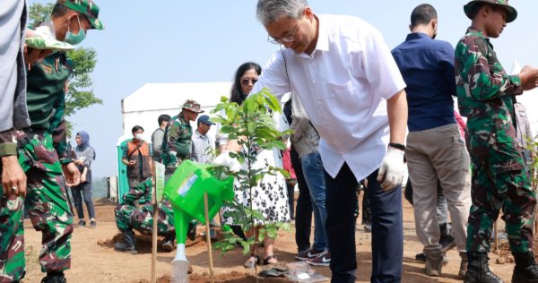 Minister Luhut visited Trees4Trees in Ciminyak Nursery