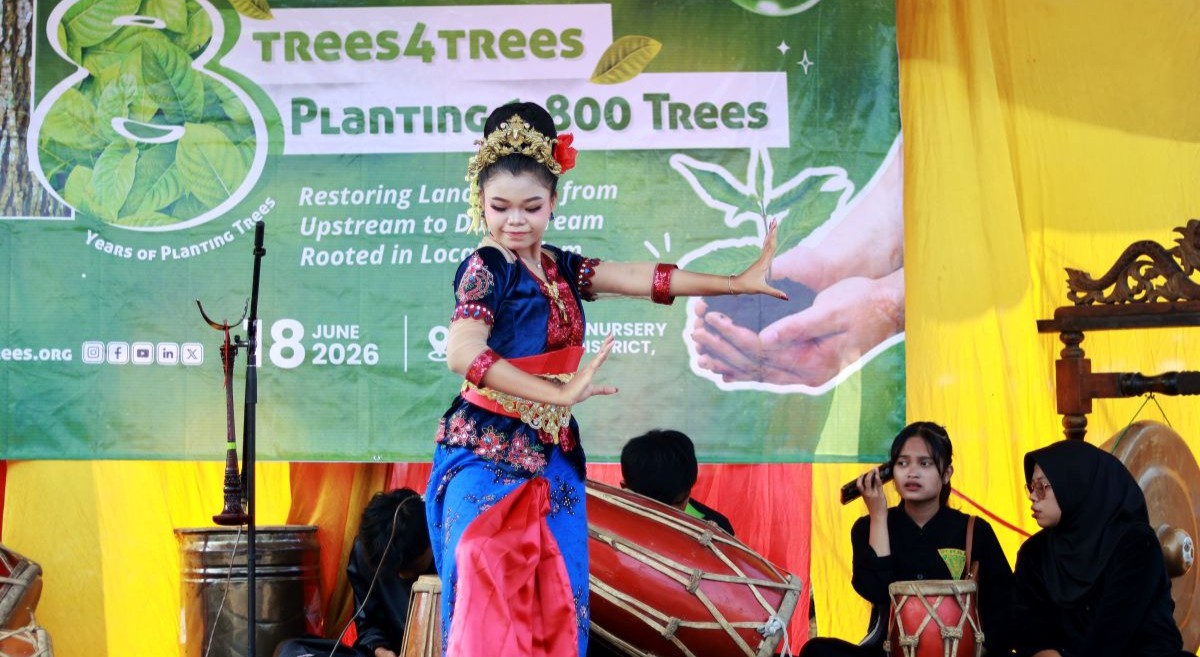 A Jaipong dance, one of West Java's traditional cultural performances, was presented during the Trees4Trees anniversary celebration. 